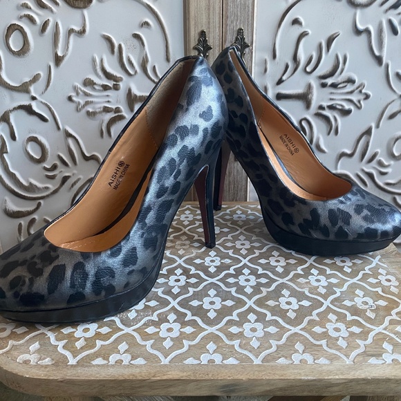 🆕️ Vegan Leather Grey and Black Leopard Print heels, Size 8.5 - Picture 2 of 10